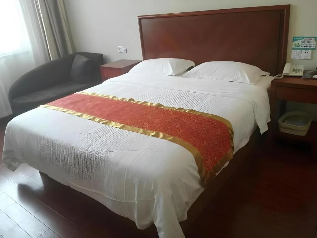 Bed in GreenTree Inn Linyi Feixian Jianshe Road Express Hotel