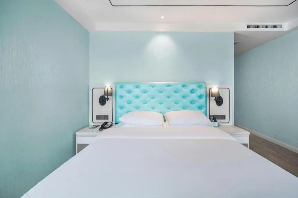 Bed in Qingdao Galaxy Holiday Hotel