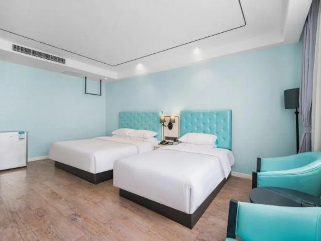 Bed in Qingdao Galaxy Holiday Hotel