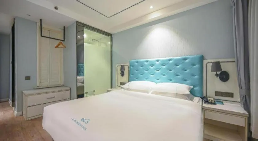 Bed in Qingdao Galaxy Holiday Hotel