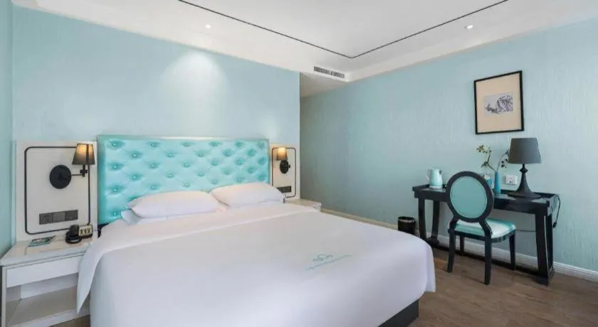 Bed in Qingdao Galaxy Holiday Hotel