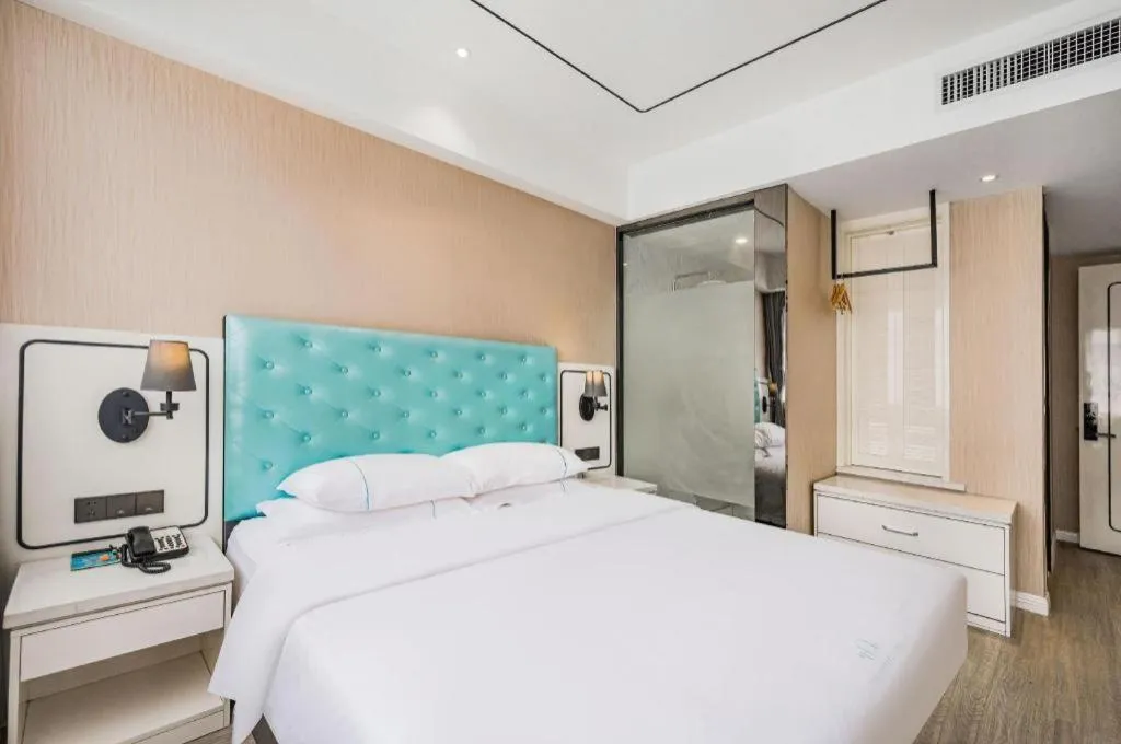 Bed in Qingdao Galaxy Holiday Hotel