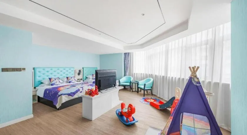 Bed in Qingdao Galaxy Holiday Hotel