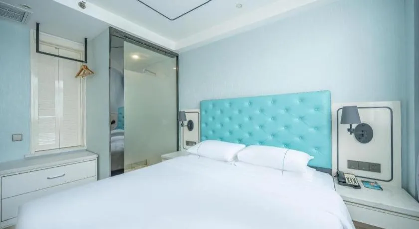 Bed in Qingdao Galaxy Holiday Hotel