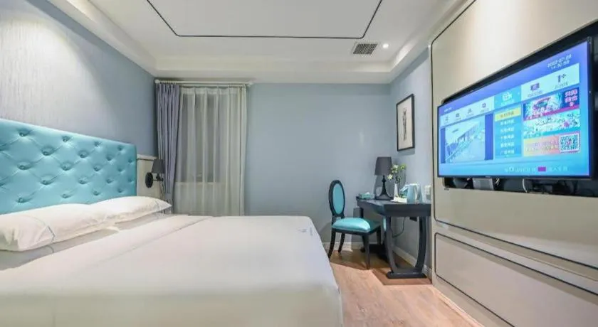 Bed in Qingdao Galaxy Holiday Hotel