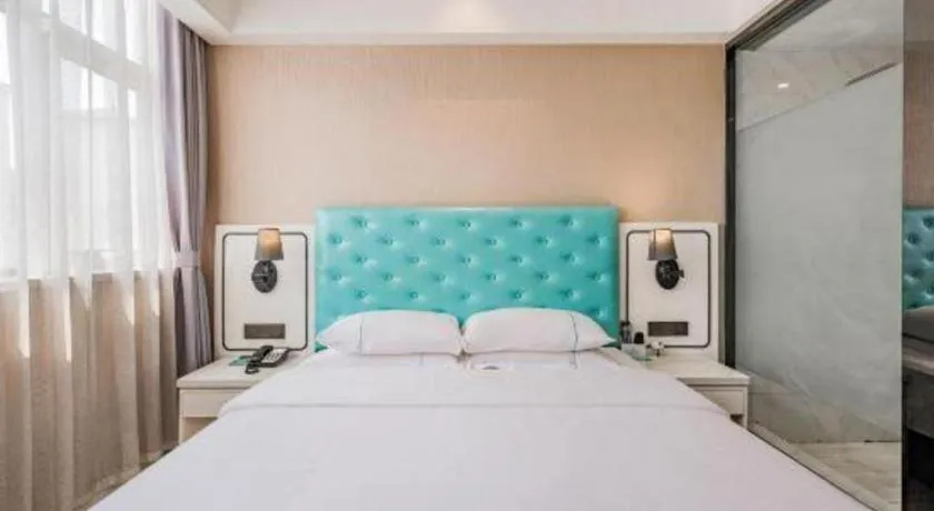 Bed in Qingdao Galaxy Holiday Hotel