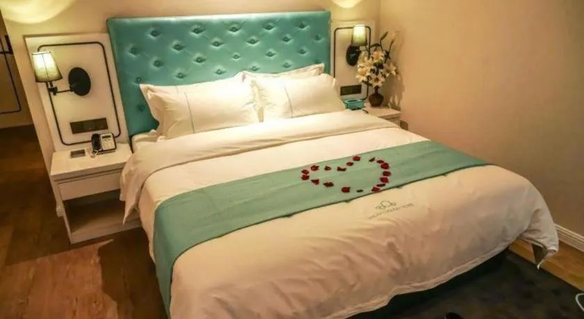 Bed in Qingdao Galaxy Holiday Hotel