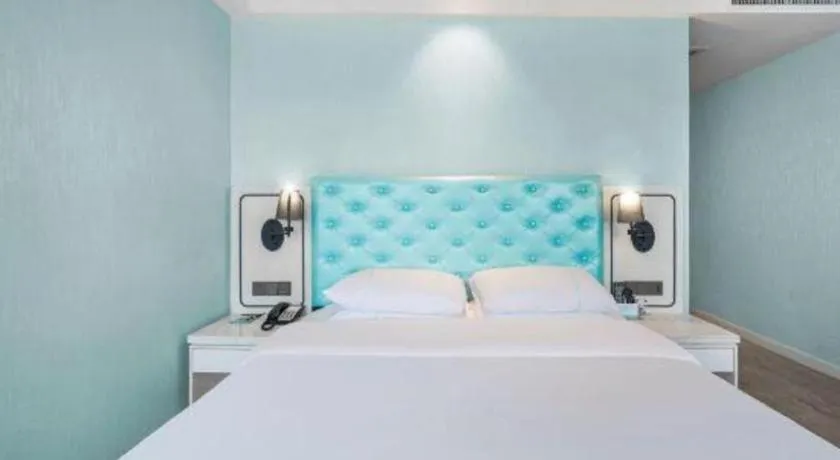 Bed in Qingdao Galaxy Holiday Hotel