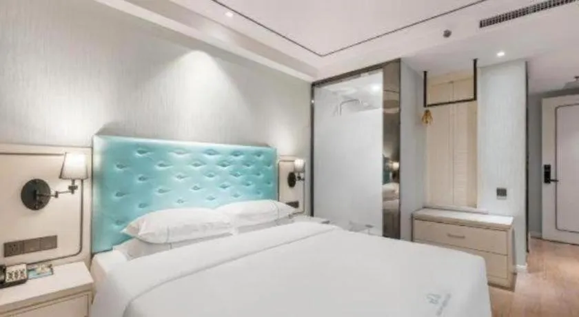 Bed in Qingdao Galaxy Holiday Hotel