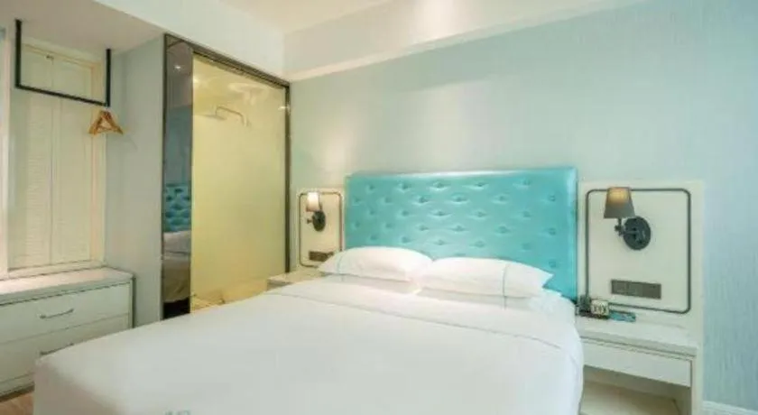 Bed in Qingdao Galaxy Holiday Hotel