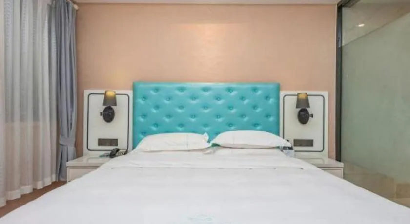 Bed in Qingdao Galaxy Holiday Hotel