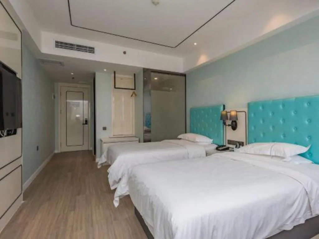 Bed in Qingdao Galaxy Holiday Hotel