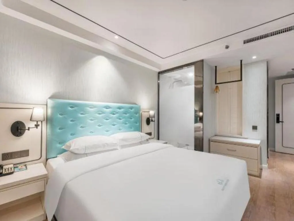 Bed in Qingdao Galaxy Holiday Hotel