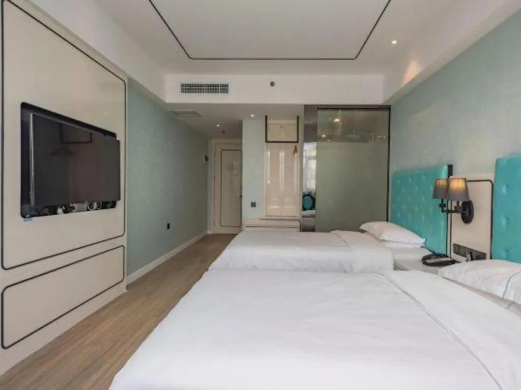 Bed in Qingdao Galaxy Holiday Hotel