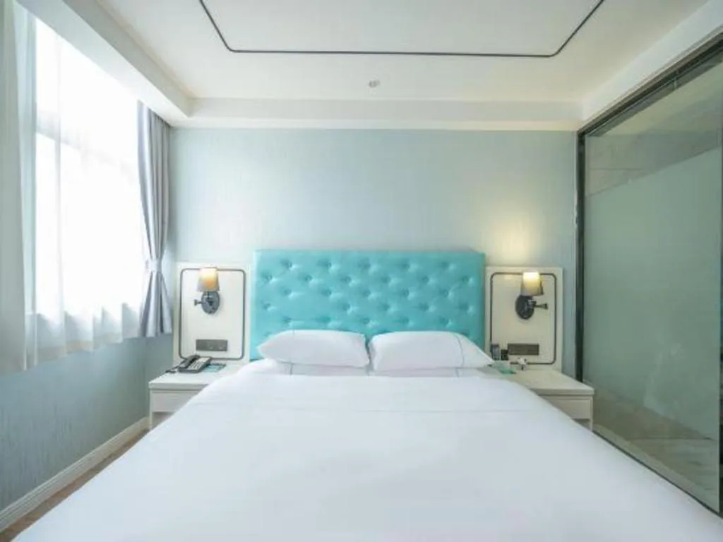 Bed in Qingdao Galaxy Holiday Hotel