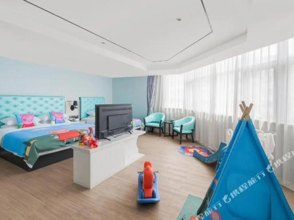 Bed in Qingdao Galaxy Holiday Hotel