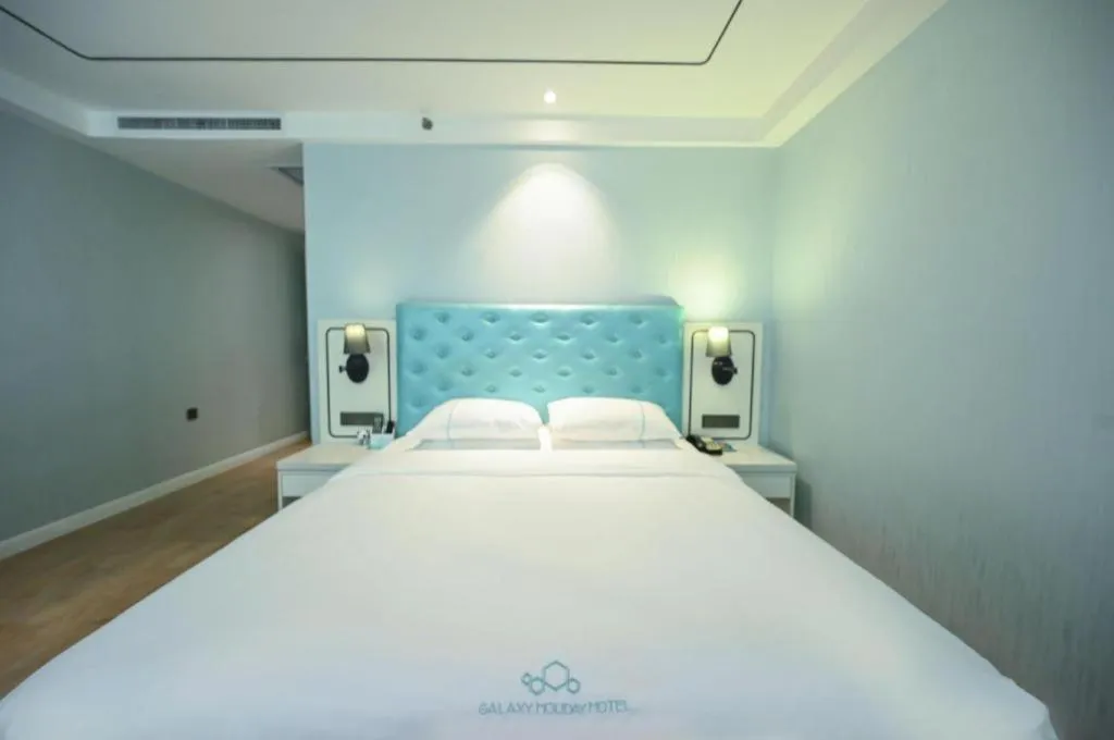 Bed in Qingdao Galaxy Holiday Hotel