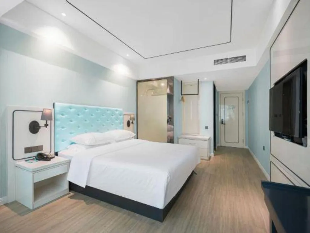 Bed in Qingdao Galaxy Holiday Hotel