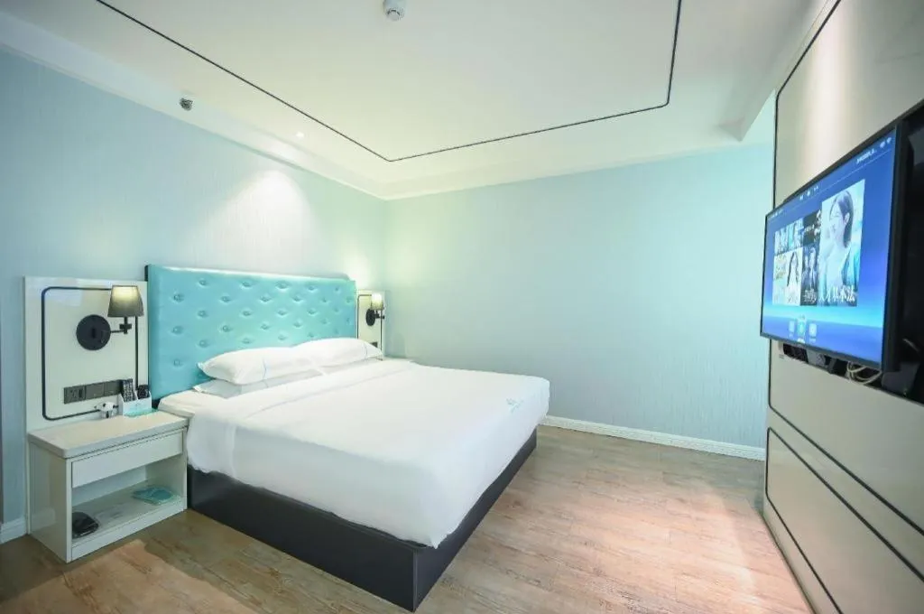 Bed in Qingdao Galaxy Holiday Hotel