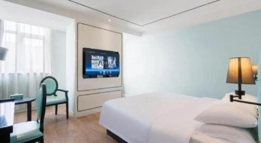 Bed in Qingdao Galaxy Holiday Hotel