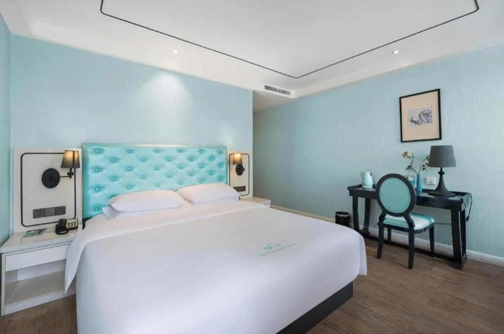 Bed in Qingdao Galaxy Holiday Hotel