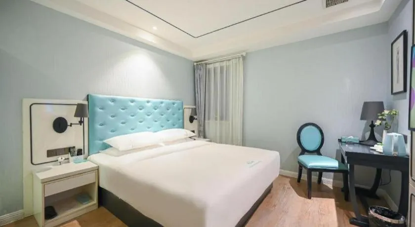 Bed in Qingdao Galaxy Holiday Hotel