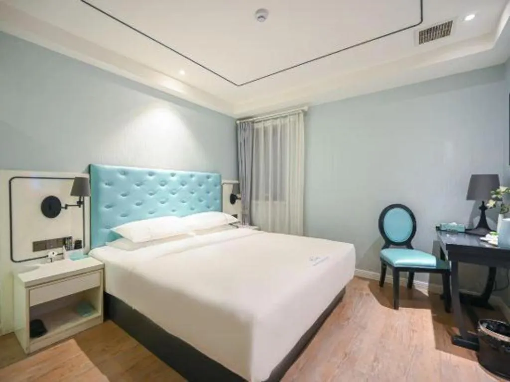 Bed in Qingdao Galaxy Holiday Hotel