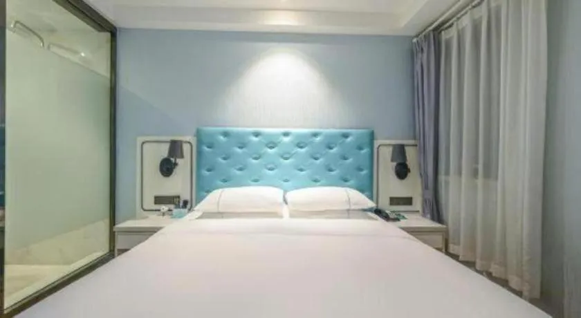 Bed in Qingdao Galaxy Holiday Hotel