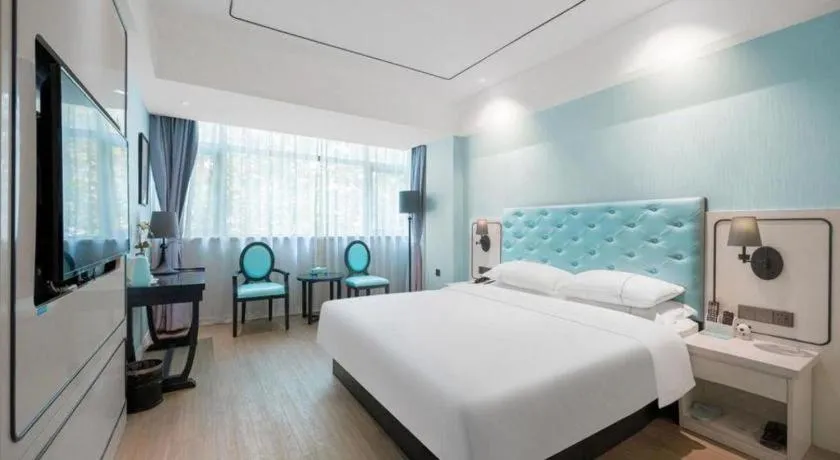 Bed in Qingdao Galaxy Holiday Hotel