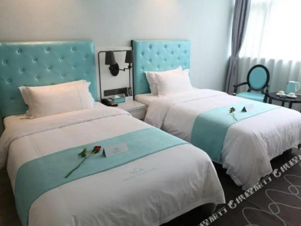 Bed in Qingdao Galaxy Holiday Hotel