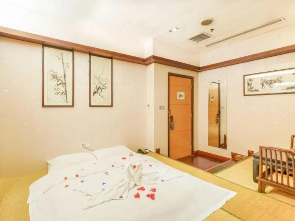 Bed in Suzhou Phoenix Hotspring Resort