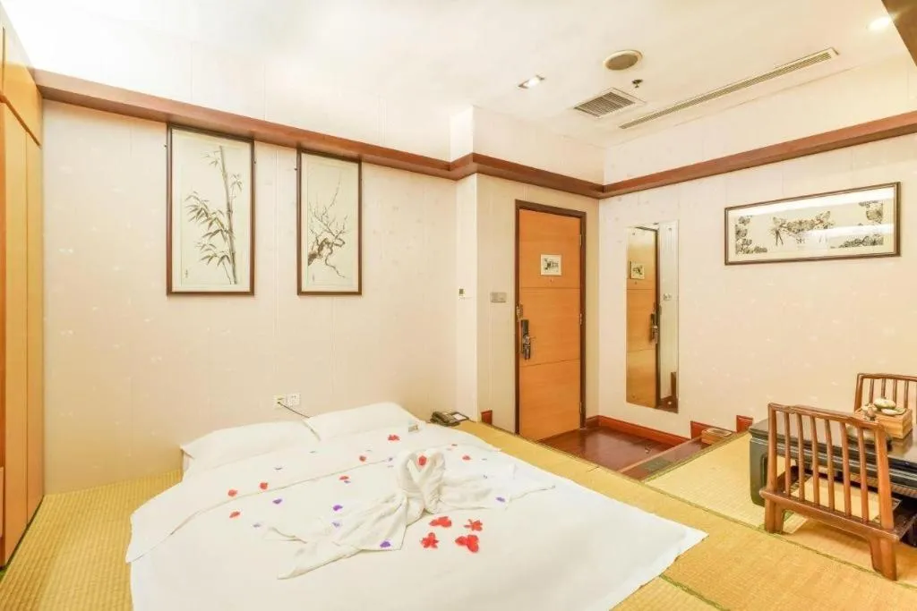 Bed in Suzhou Phoenix Hotspring Resort