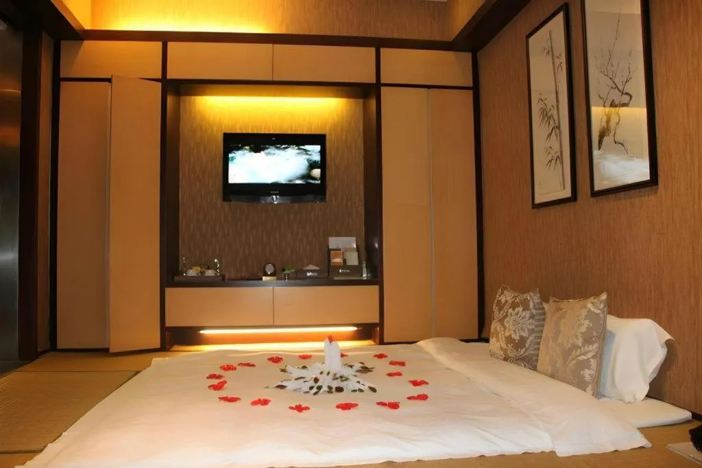 Bed in Suzhou Phoenix Hotspring Resort
