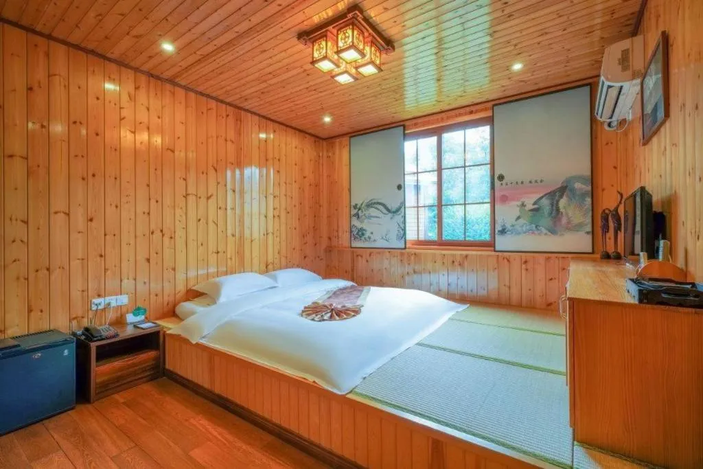 Bed in Suzhou Phoenix Hotspring Resort