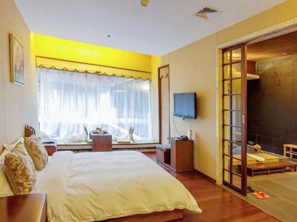 Bed in Suzhou Phoenix Hotspring Resort