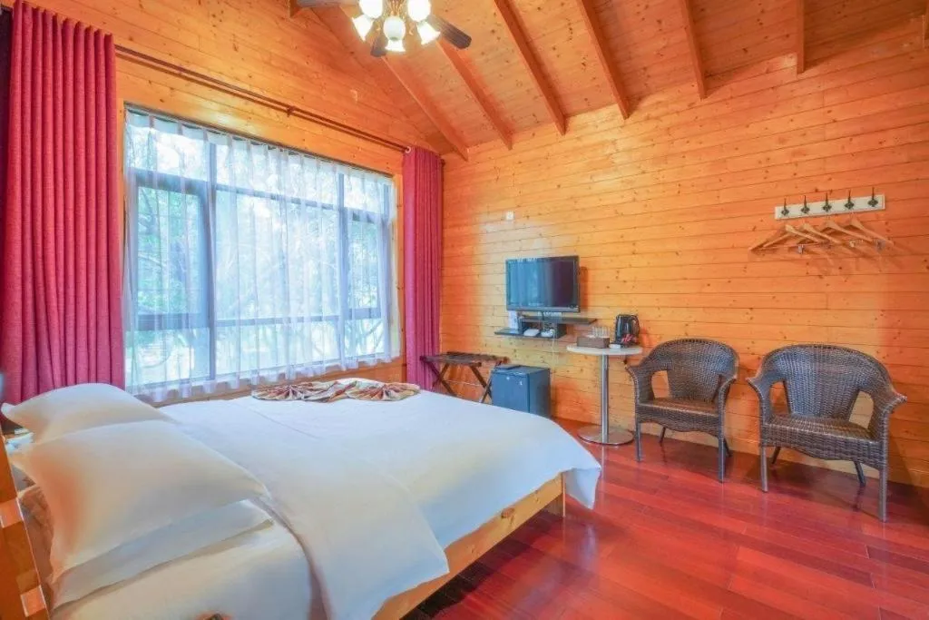 Bed in Suzhou Phoenix Hotspring Resort