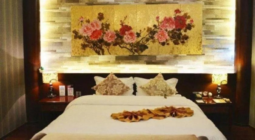 Bed in Suzhou Phoenix Hotspring Resort