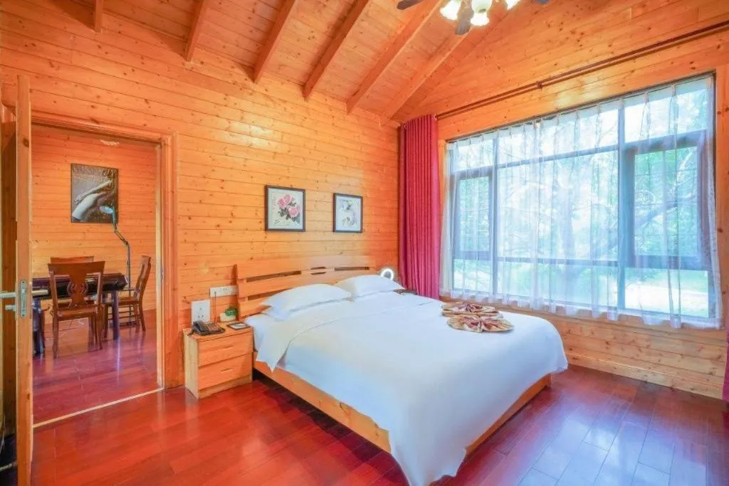 Bed in Suzhou Phoenix Hotspring Resort