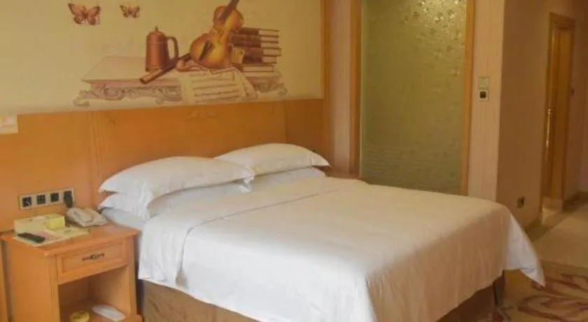 Bed in Vienna Hotel Guangxi Liuzhou Xijiang Vientiane City
