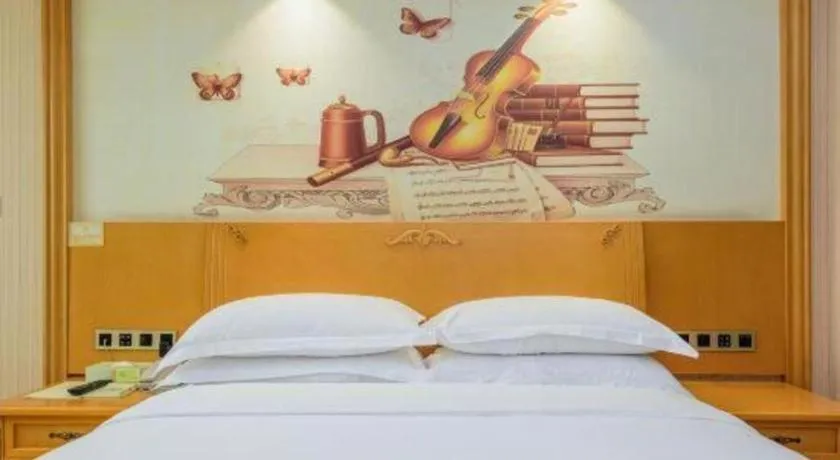 Bed in Vienna Hotel Guangxi Liuzhou Xijiang Vientiane City