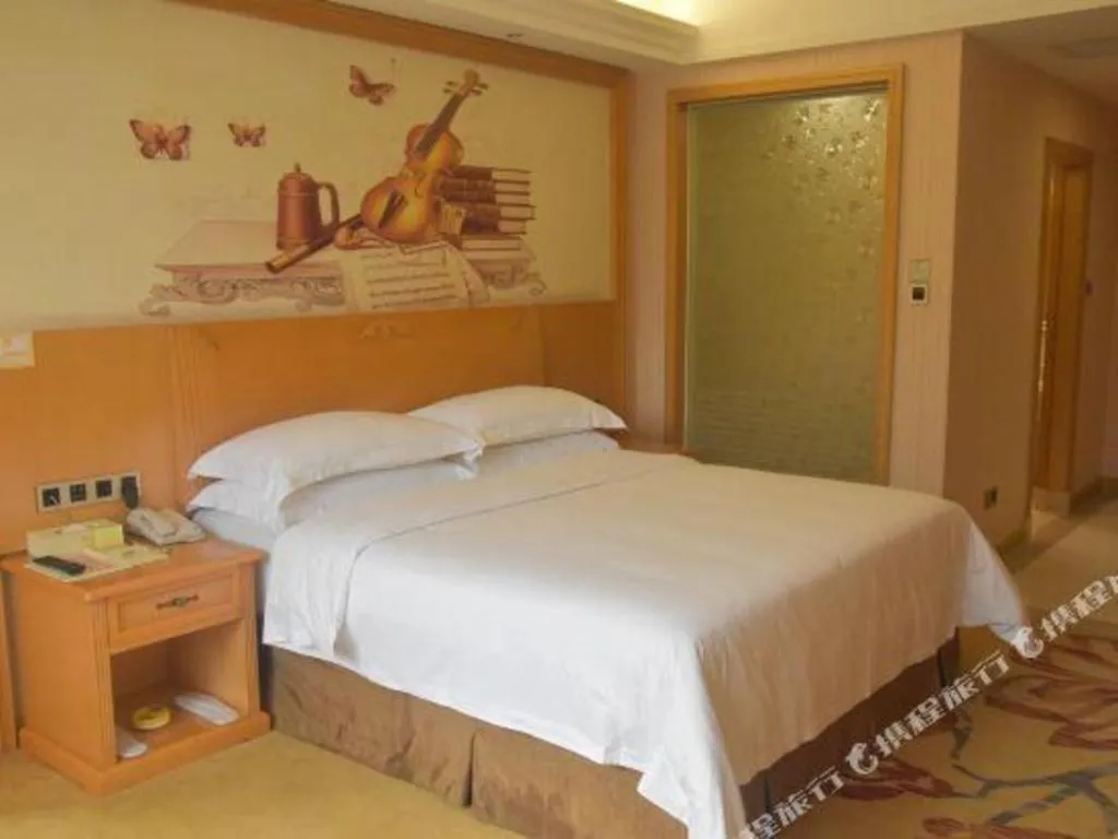 Bed in Vienna Hotel Guangxi Liuzhou Xijiang Vientiane City