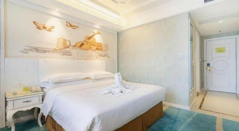 Bed in Vienna Hotel Guiyang Jiaxiulou Jichang Road