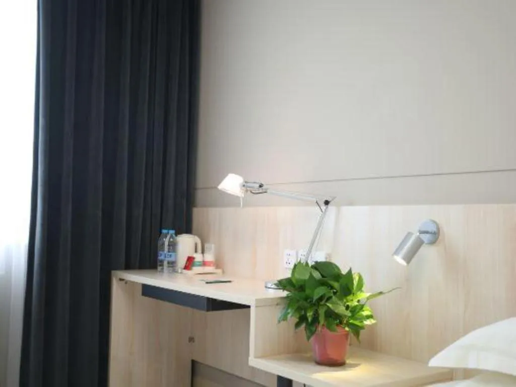 Bed in Jinjiang Inn Pingliang West Railway Station Xuanhe New City