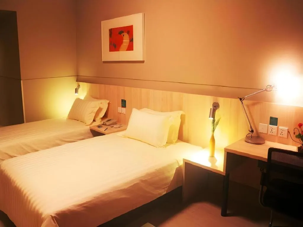 Bed in Jinjiang Inn Pingliang West Railway Station Xuanhe New City