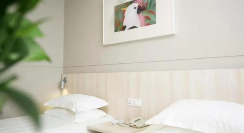 Bed in Jinjiang Inn Pingliang West Railway Station Xuanhe New City