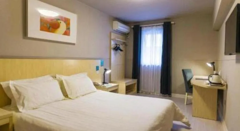 Bed in Jinjiang Inn Pingliang West Railway Station Xuanhe New City