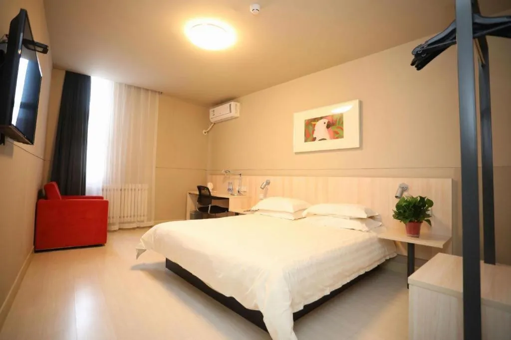 Bed in Jinjiang Inn Pingliang West Railway Station Xuanhe New City