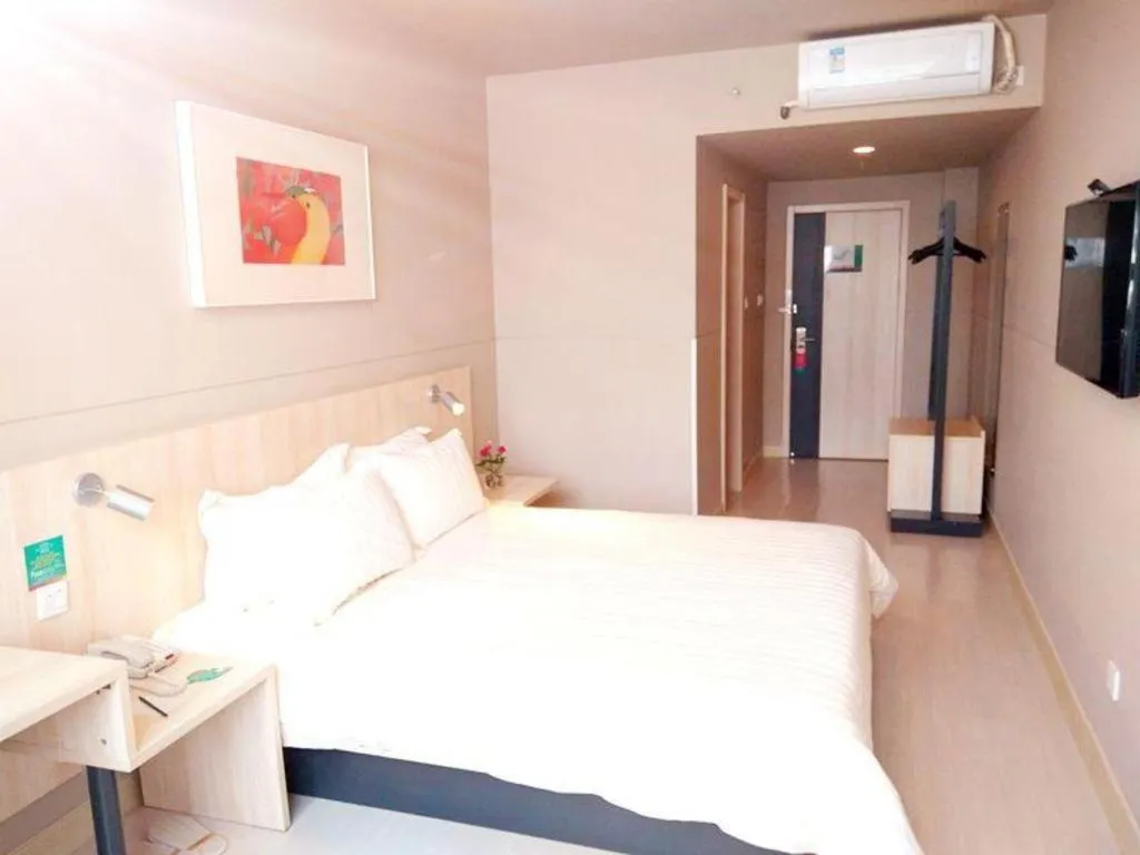 Bed in Jinjiang Inn Pingliang West Railway Station Xuanhe New City