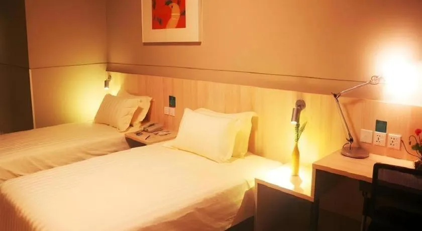 Bed in Jinjiang Inn Pingliang West Railway Station Xuanhe New City