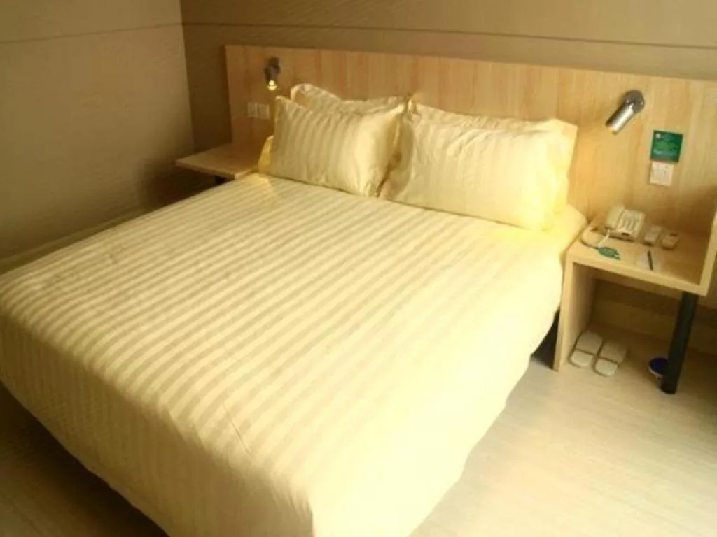 Bed in Jinjiang Inn Pingliang West Railway Station Xuanhe New City